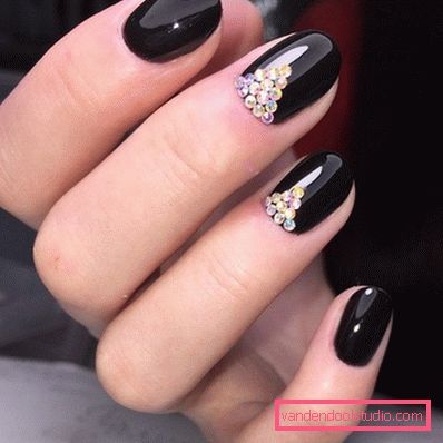 Deliziosa manicure con strass 2019-2020