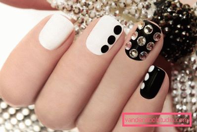 Deliziosa manicure con strass 2019-2020