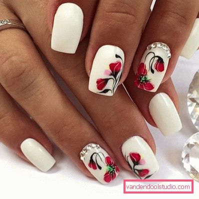 Deliziosa manicure con strass 2019-2020