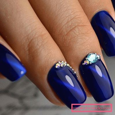 Deliziosa manicure con strass 2019-2020