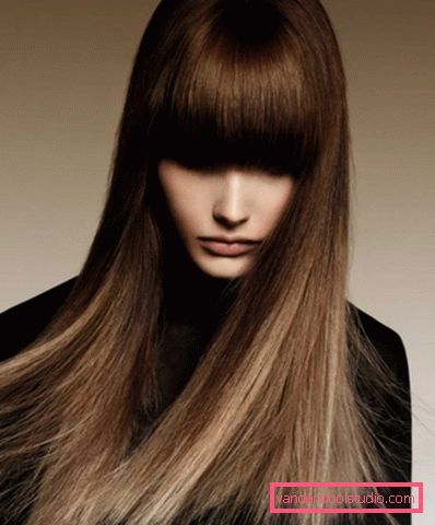 Capelli coloranti shatush Tintura alla moda di capelli scuri e chiari nello stile di Shatush
