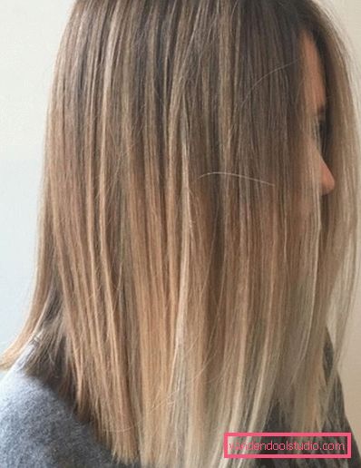 Capelli coloranti shatush Tintura alla moda di capelli scuri e chiari nello stile di Shatush