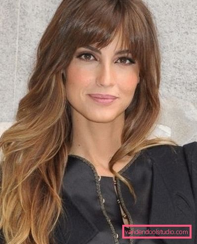 Capelli coloranti shatush Tintura alla moda di capelli scuri e chiari nello stile di Shatush