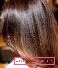 Shatush colorante su capelli scuri Tintura alla moda di capelli scuri e chiari nello stile di Shatush