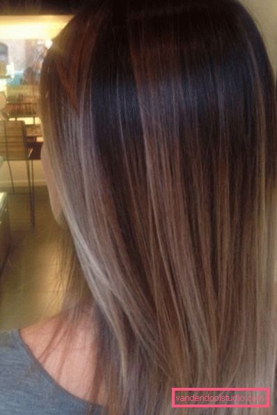 Shatush colorante su capelli scuri Tintura alla moda di capelli scuri e chiari nello stile di Shatush