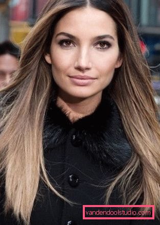 Shatush colorante su capelli scuri Tintura alla moda di capelli scuri e chiari nello stile di Shatush