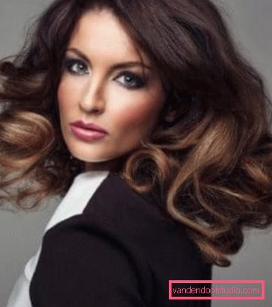 Shatush colorante su capelli scuri Tintura alla moda di capelli scuri e chiari nello stile di Shatush