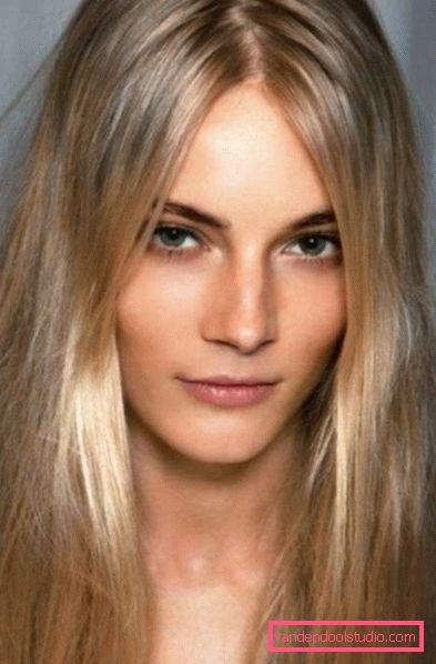 Shatush colorante su capelli biondi Tintura alla moda di capelli scuri e chiari nello stile di Shatush