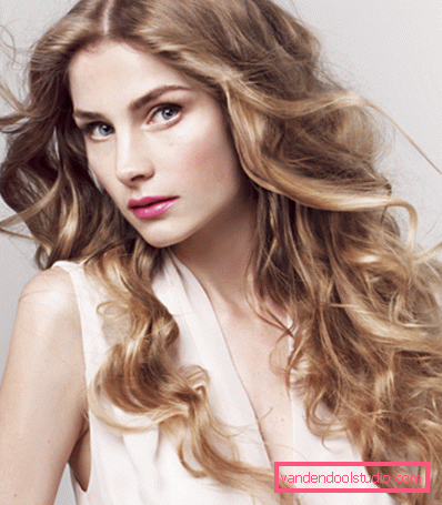 Shatush colorante su capelli biondi Tintura alla moda di capelli scuri e chiari nello stile di Shatush