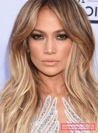 Shatush colorante su capelli biondi Tintura alla moda di capelli scuri e chiari nello stile di Shatush
