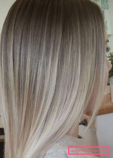 Shatush colorante su capelli biondi Tintura alla moda di capelli scuri e chiari nello stile di Shatush