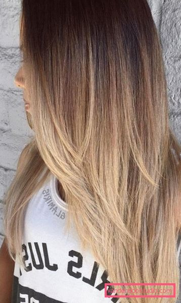 Tintura alla moda di capelli scuri e chiari nello stile di Shatush