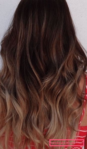 Capelli coloranti shatush Tintura alla moda di capelli scuri e chiari nello stile di Shatush