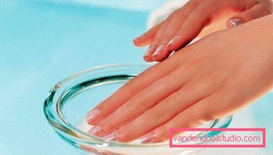 mani in un bagno di vetro mani in un bagno di vetro