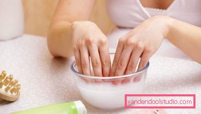 immergere le mani in un bagno di sapone immergere le mani in un bagno di sapone