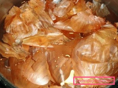 buccia di cipolla in una casseruola buccia di cipolla in una casseruola