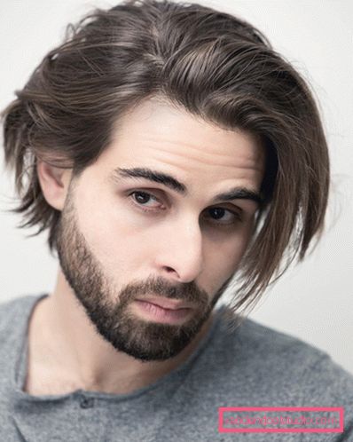 Acconciatura da uomo tagliata su capelli corti e medi