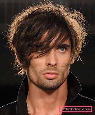 Acconciatura da uomo tagliata su capelli corti e medi