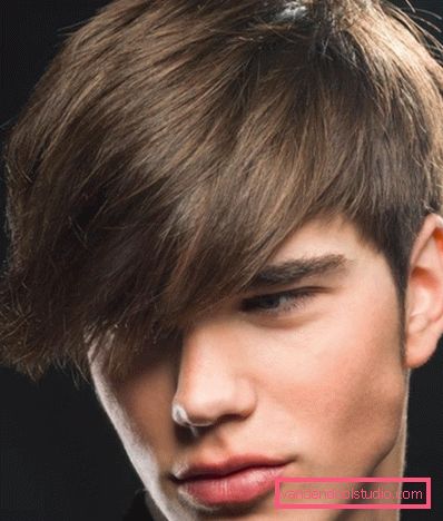 Tagli di capelli da uomo con frangia sul lato Acconciature da uomo sul lato - praticità e impeccabilità