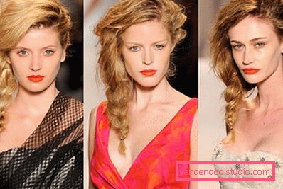 tre graziosi modelli della sfilata di moda tre graziosi modelli della sfilata di moda