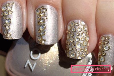manicure delicata con strass per il nuovo anno manicure delicata con strass per il nuovo anno