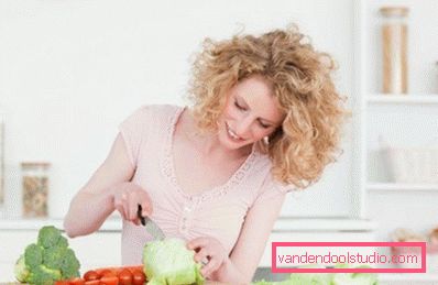 la ragazza taglia le verdure per il pranzo dietetico la ragazza taglia le verdure per il pranzo dietetico