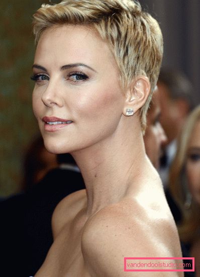 Affascinanti acconciature e tagli di capelli Charlize Theron