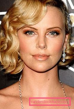 Affascinanti acconciature e tagli di capelli Charlize Theron
