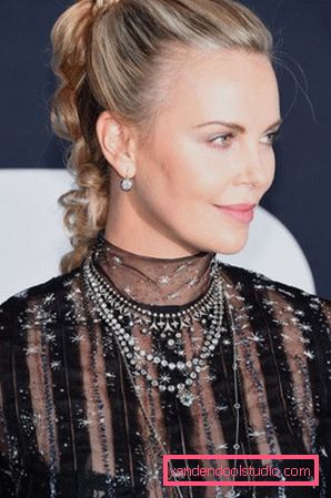 Affascinanti acconciature e tagli di capelli Charlize Theron