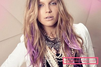 ragazza con tinture per capelli bicolore ragazza con tinture per capelli bicolore