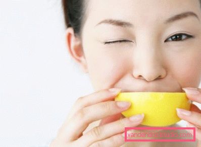 ragazza con frutta acida