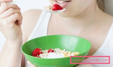 ragazza che mangia porridge ragazza che mangia porridge
