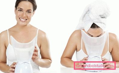 ragazza con il dispositivo ragazza con il dispositivo