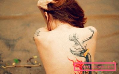 ragazza con il tatuaggio sulla schiena ragazza con il tatuaggio sulla schiena