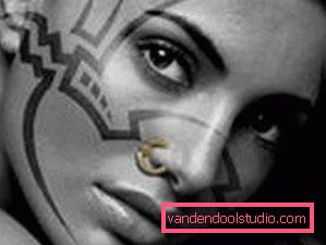 ragazza con il tatuaggio ragazza con il tatuaggio