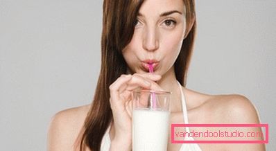 ragazza che beve latte ragazza che beve latte