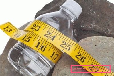 una bottiglia di acqua naturale una bottiglia di acqua naturale