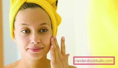 ragazza con un turbante asciugamano giallo sulla sua testa ragazza con un turbante asciugamano giallo sulla sua testa