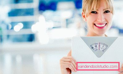 ragazza con bilancia in mano ragazza con i pesi in mano