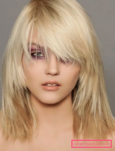tagli di capelli lunghi per capelli medi Tagli di capelli femminili popolari con frangia lunga e obliqua per capelli medi