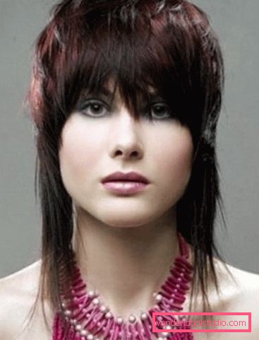 tagli di capelli lunghi per capelli medi Tagli di capelli femminili popolari con frangia lunga e obliqua per capelli medi