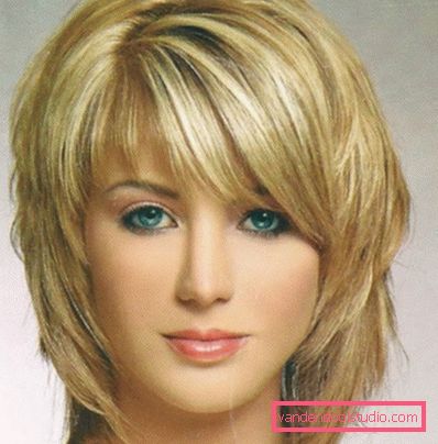 tagli di capelli con frangia lunga e obliqua su capelli medi Tagli di capelli femminili popolari con frangia lunga e obliqua per capelli medi