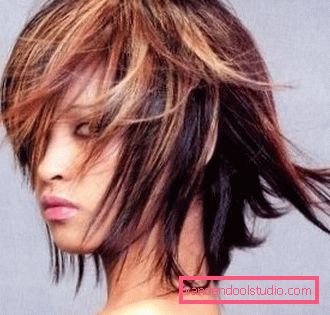 tagli di capelli con frangia lunga e obliqua su capelli medi Tagli di capelli femminili popolari con frangia lunga e obliqua per capelli medi