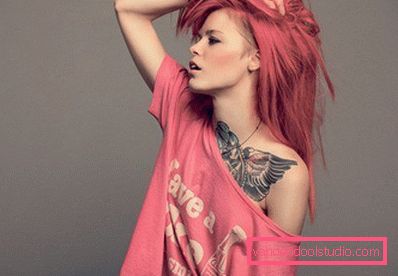 ragazza con i capelli di corallo rosa ragazza con i capelli di corallo rosa