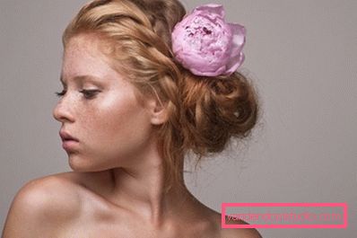 ragazza con un fiore rosa in testa ragazza con un fiore rosa in testa