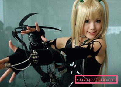 ragazza con coda di cavallo carina ragazza con ganci in mano