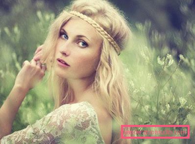 ragazza che si siede nell'erba ragazza che si siede nell'erba