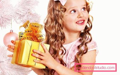 ragazza vicino all'albero di Natale ragazza vicino all'albero di Natale