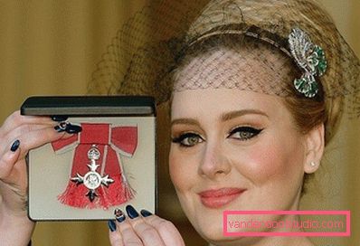 Adele con una bambina in testa Adele con una bambina in testa