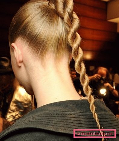 Acconciature sotto il cappuccio per capelli lunghi e medi - foto